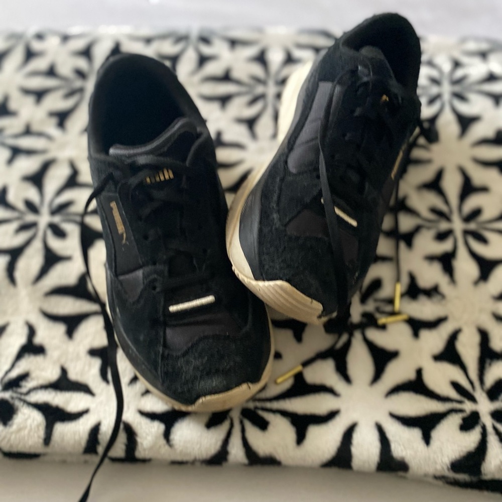 Women’s Suede Puma sneakers in size 7
